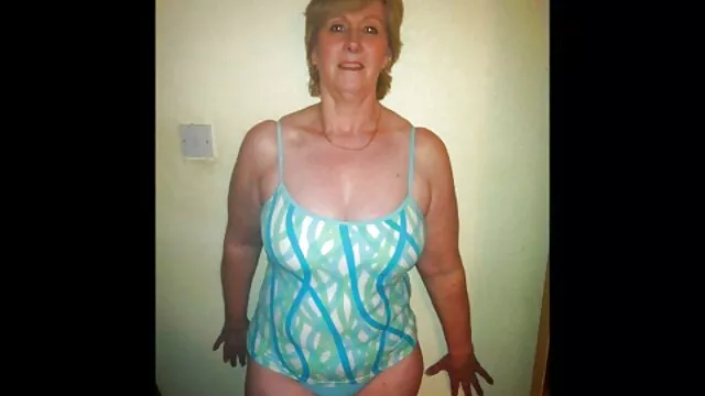 Mainan memukul-mukul pada cerita dewasa tante genit sepeda motor