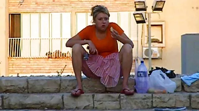 Pacarnya cersex hot tante adalah seekor kambing di atas meja.