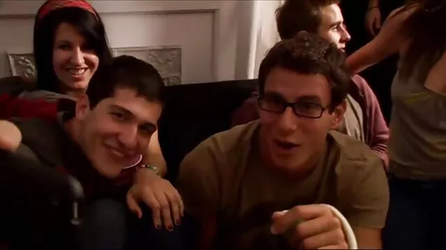 Daisy Cooper memasukkan vaginanya ke dalam cerita dewasa tante bergambar kulit hitam yang mengerikan.