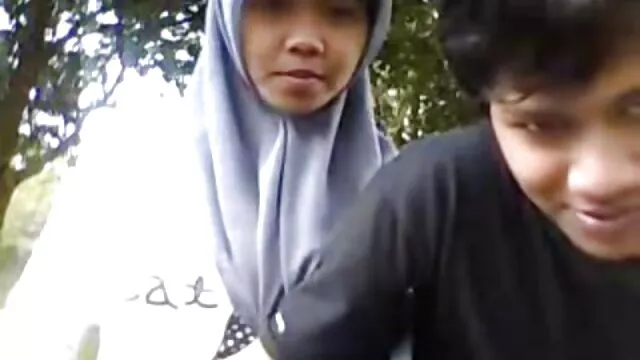 Gadis Ceko cerita seks dipaksa tante sebelum oral seks di sebuah bar.