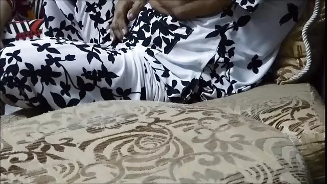 Nyonya menarik rok nya dan cersex dengan stw kemudian telah memperkenalkan ayam hitam raksasa dengan bulu