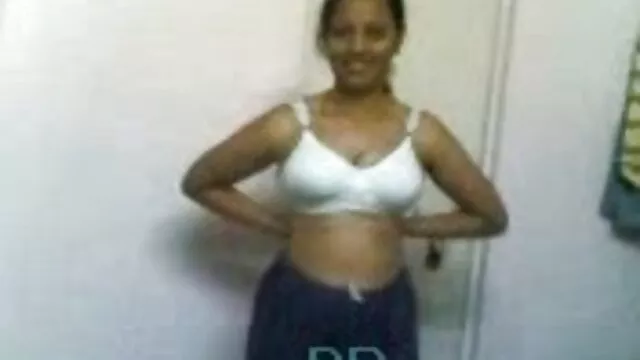 Dia cerita sex tanteku mengangkat cangkul untuk kutu buku dengan payudara besar.