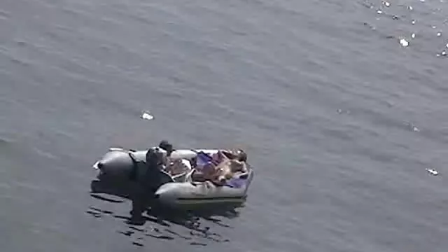 Sekelompok pria pada cerita seks hamili tante saat wajah seorang wanita