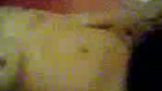 Holly menembak tetangga super panas pada sepeda motor. kisah sex dengan tante