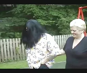 Ada tiga cerita panas bersama tante cara untuk menemukan pacar di keluargamu.