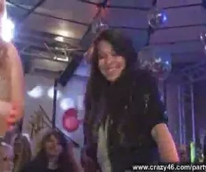 gadis cerita dewasa bibi itu dilemparkan bersama-sama