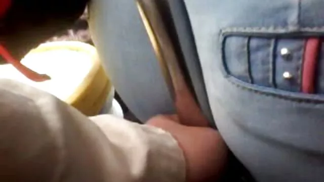 Sebuah cersex brondong vagina dewasa madu dan kemudian memukul vaginanya.