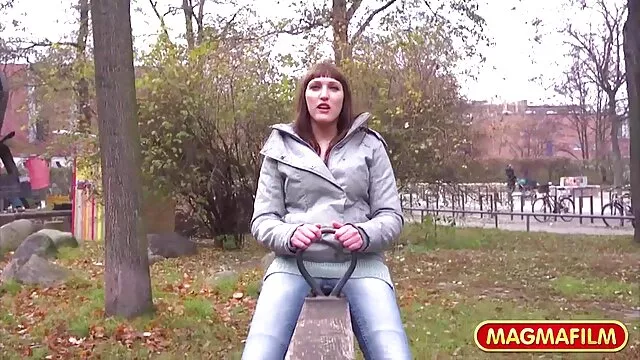 Selama musim panas menggigit dia akan pergi ke toilet cerita seks sama tante sendiri dekat rumah di halaman.