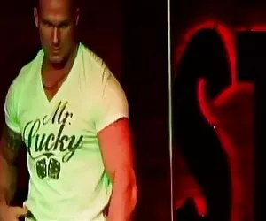 Daisy menaruh cerita hot tante tetangga batu di atas meja.